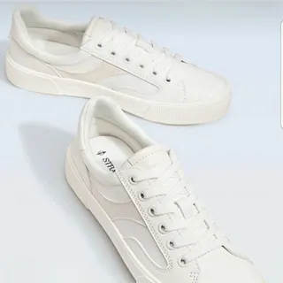 اسنیکرز استرادیواریوس