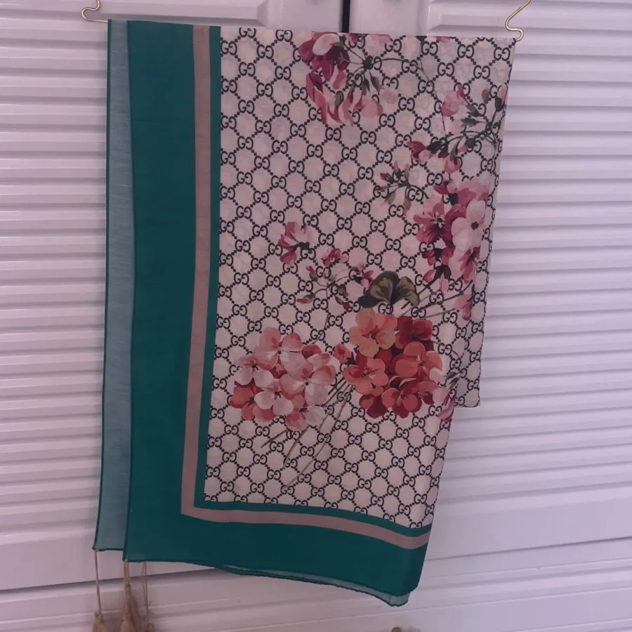 شال گوچی منگوله دار