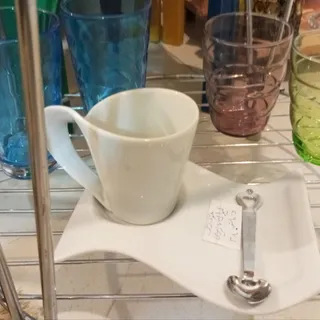 فنجان و زیر فنجانی