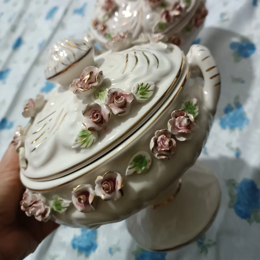 ظرف پایه دار قدیمی