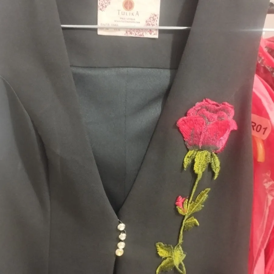 وست بلند کرپ با گل قرمز