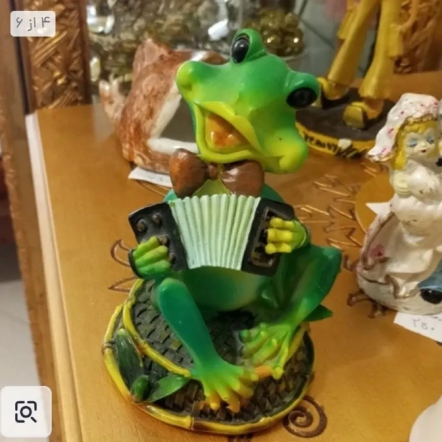 مجسمه قورباغه نوازنده