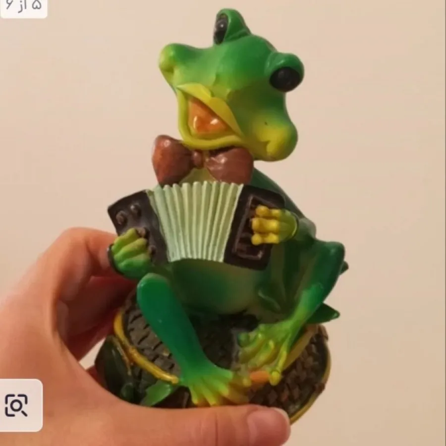 مجسمه قورباغه نوازنده