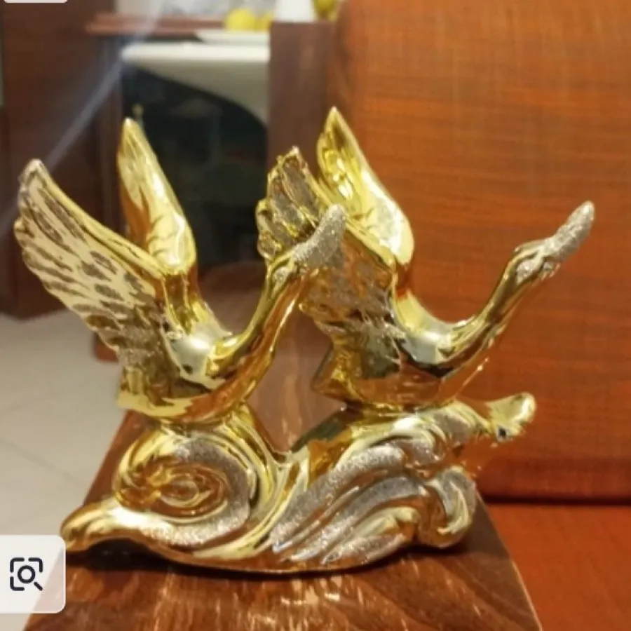 مجسمه پرنده های طلایی