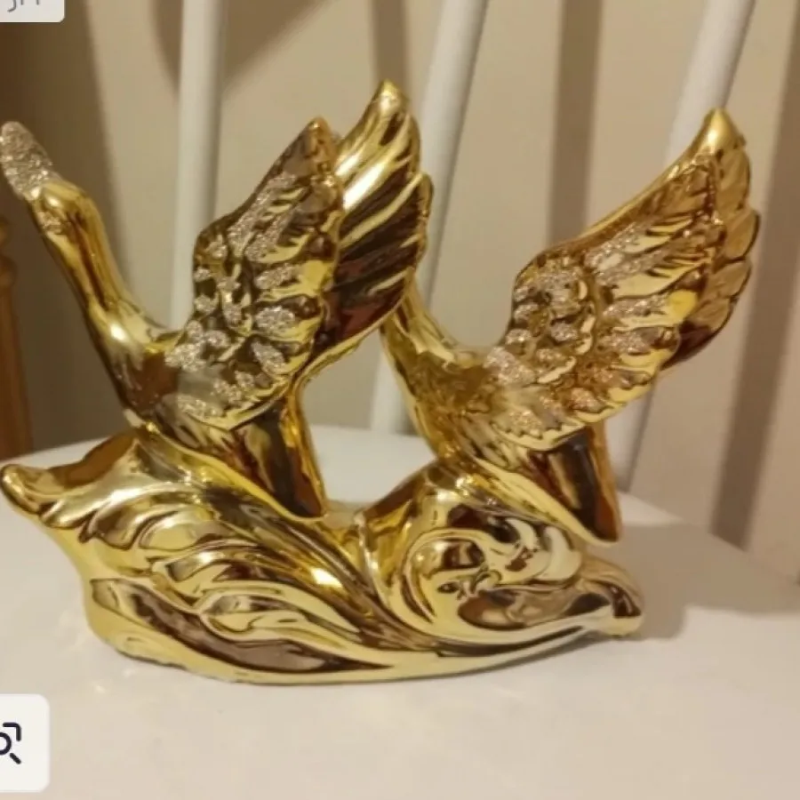 مجسمه پرنده های طلایی