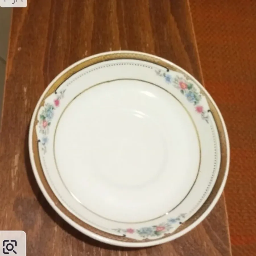 یک دست نعلبکی لب طلایی