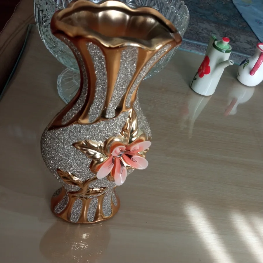 گلدان طلایی