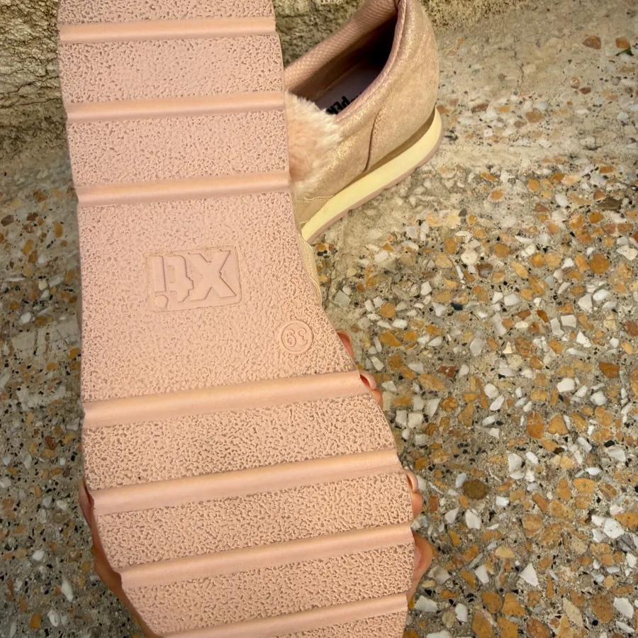 کتونی صورتی xti سایز 39