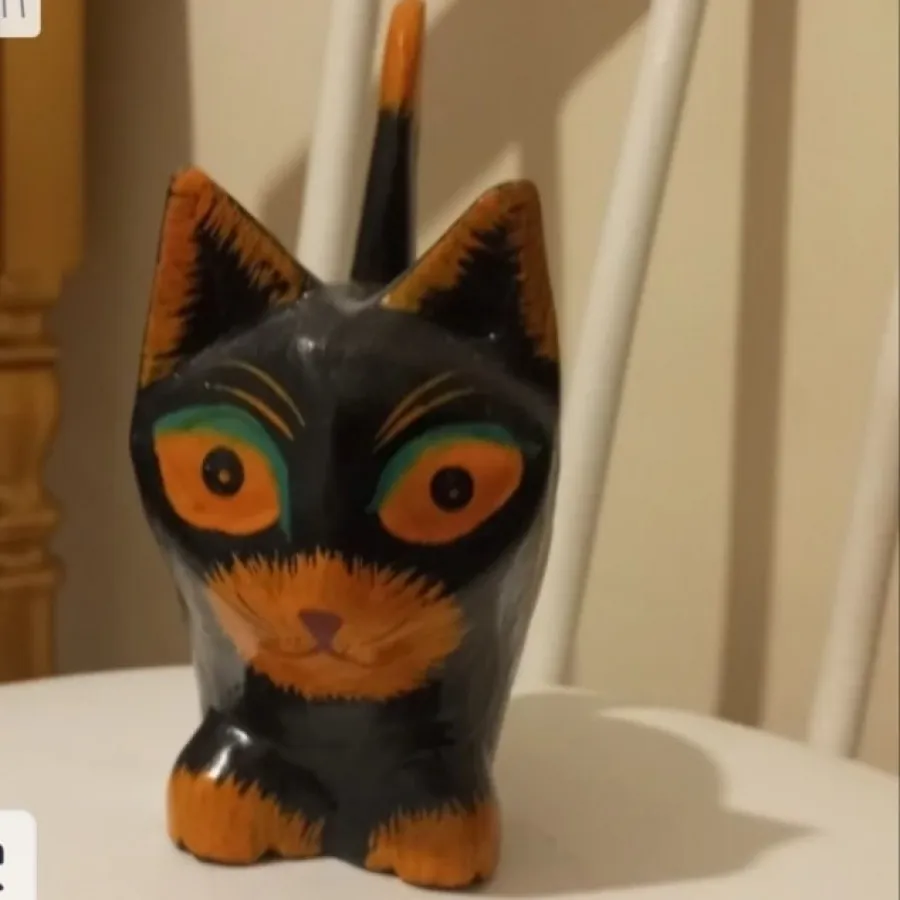 مجسمه گربه چوبی