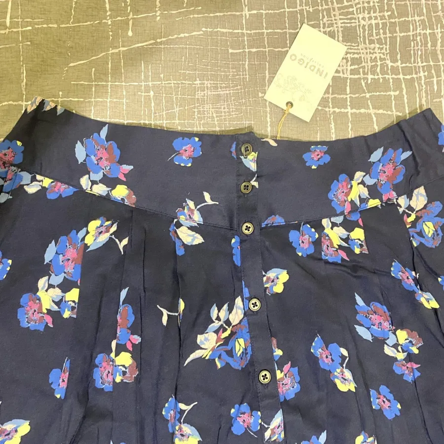 دامن سورمه‌ای گلدار