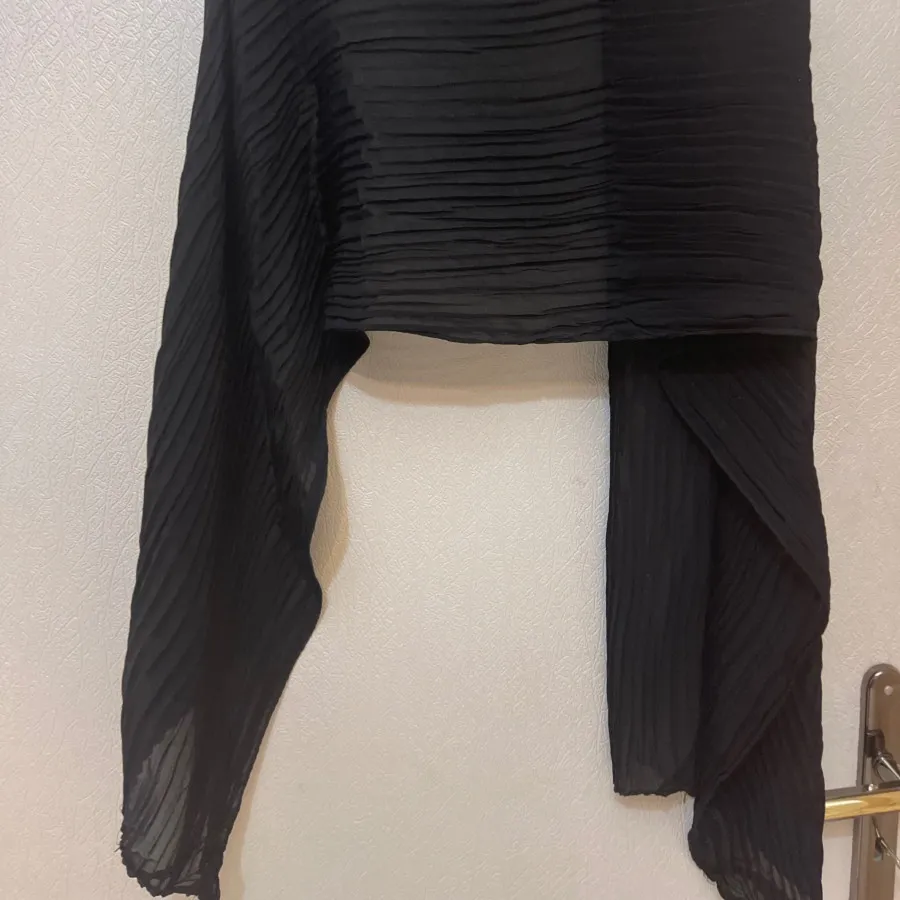 شال مشکی پلیسه