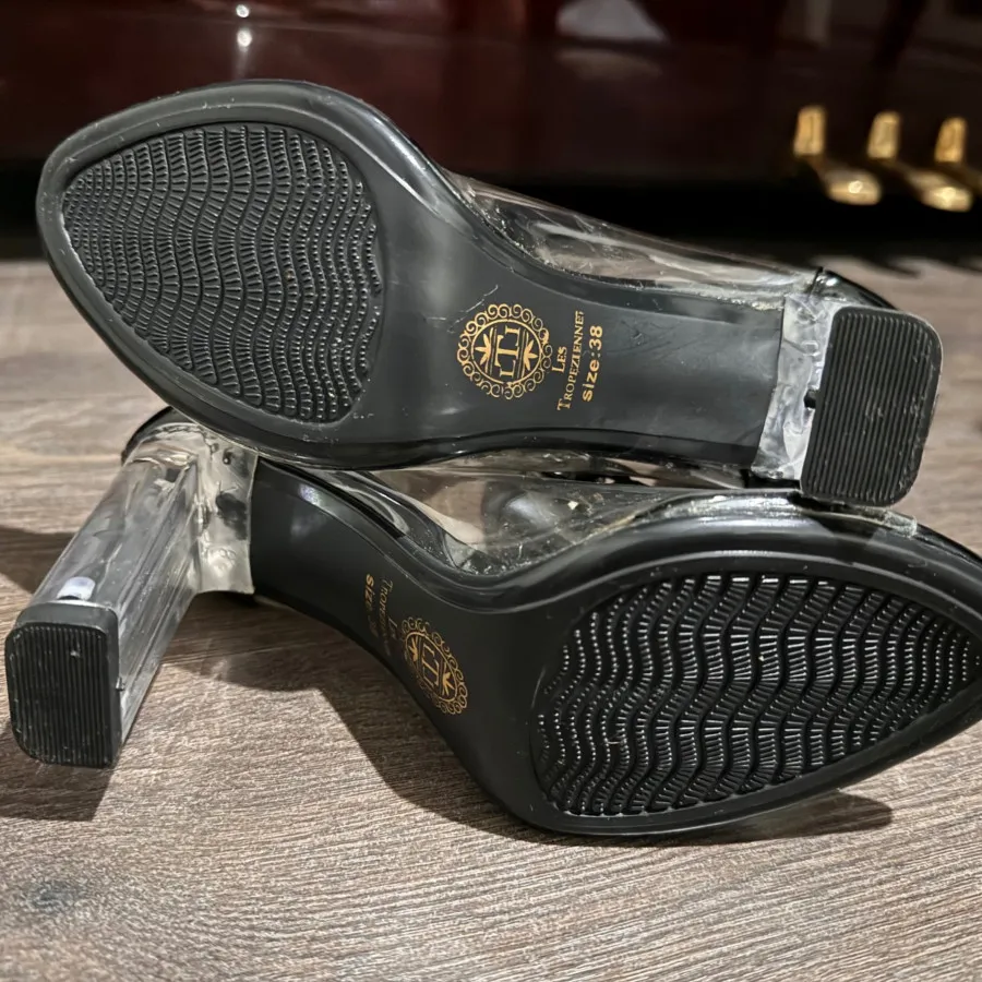 کفش شیشه ای سابق دار ترک