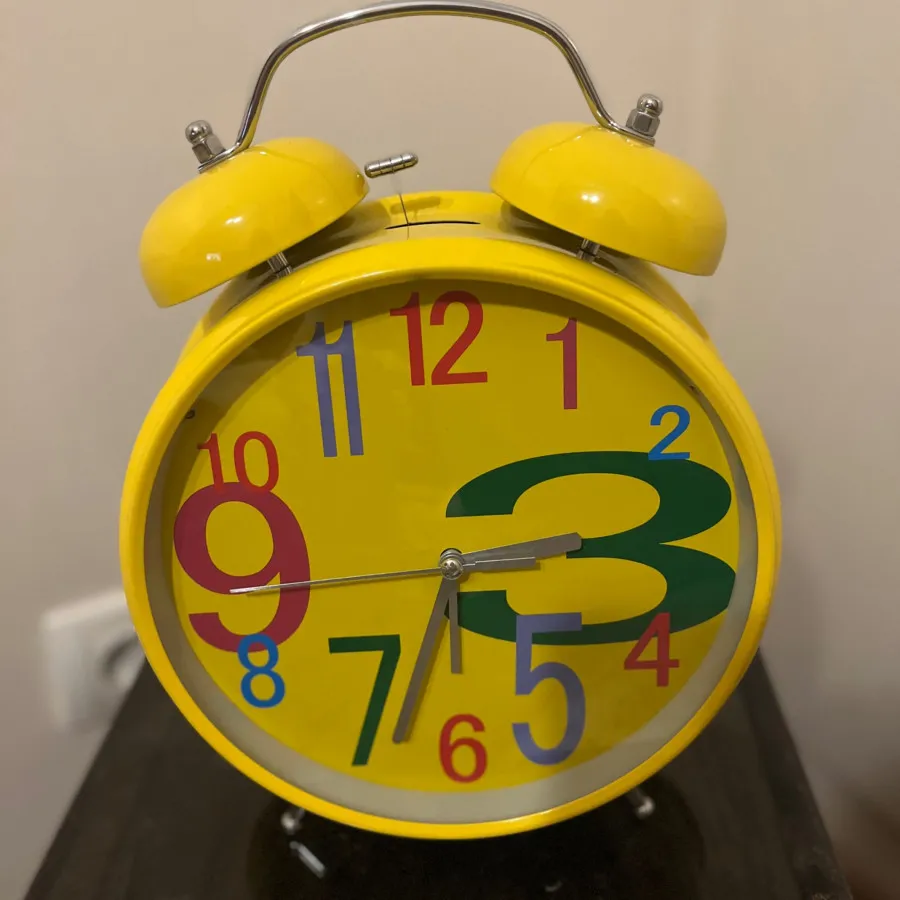 ساعت بزرگ دیواری و رومیزی