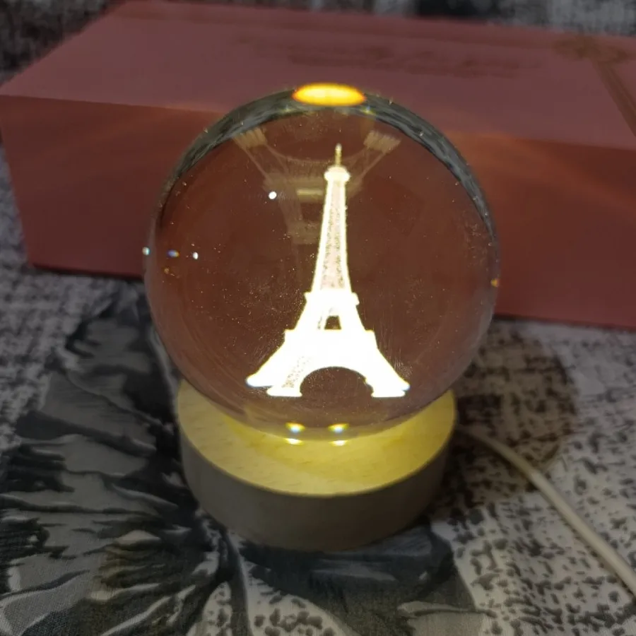 گوی شیشه‌ای چراغ دار ایفل