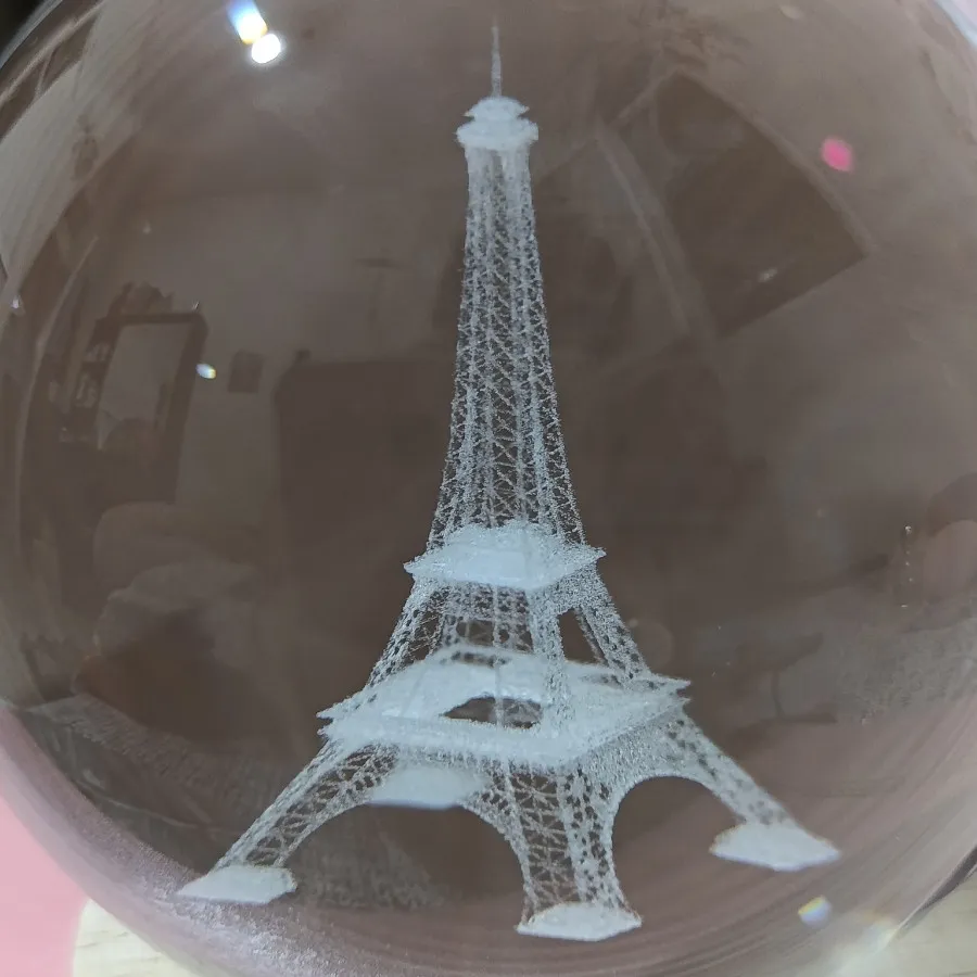 گوی شیشه‌ای چراغ دار ایفل