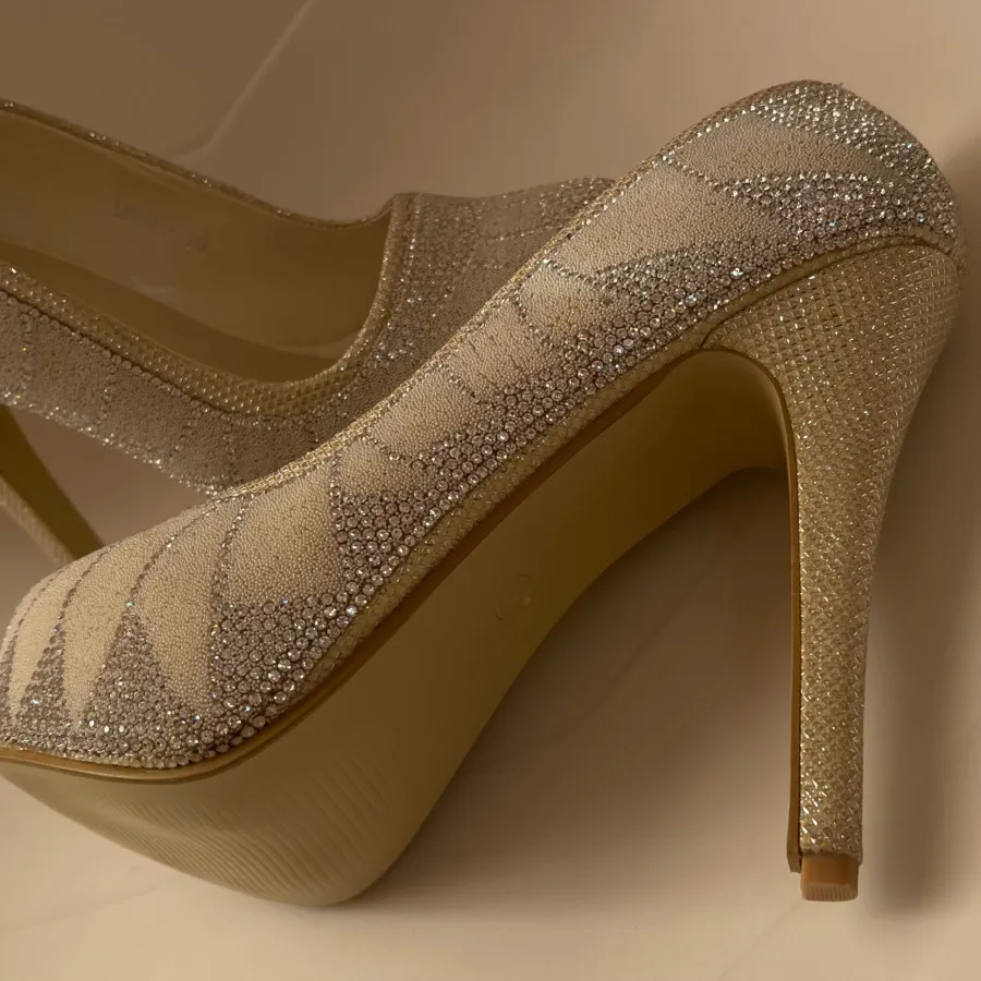 کفش سفید شب