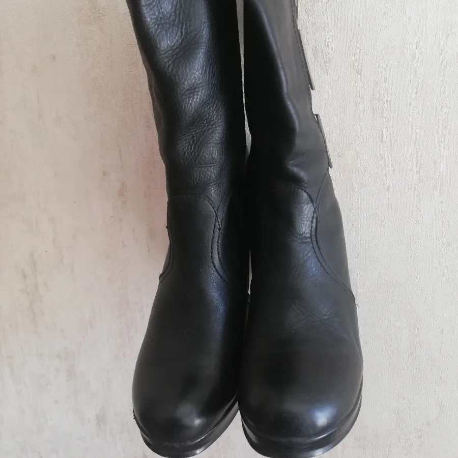 بوت چرم خاتون
سایز 38