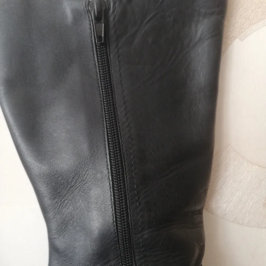 بوت چرم خاتون
سایز 38