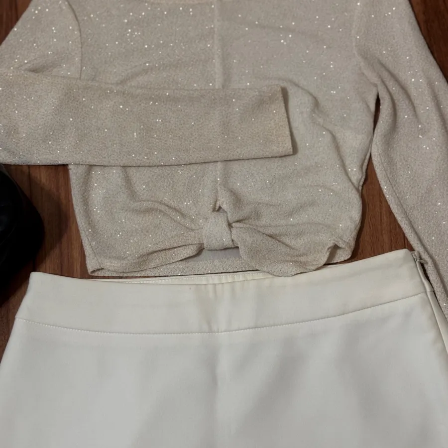 شومیز و‌دامن شیری رنگ