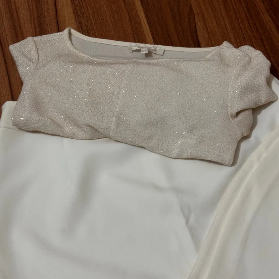 شومیز و‌دامن شیری رنگ