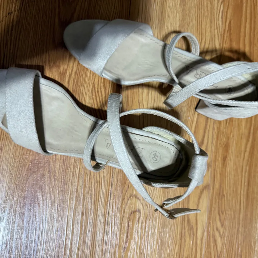 کفش رنگ نود در حد نو