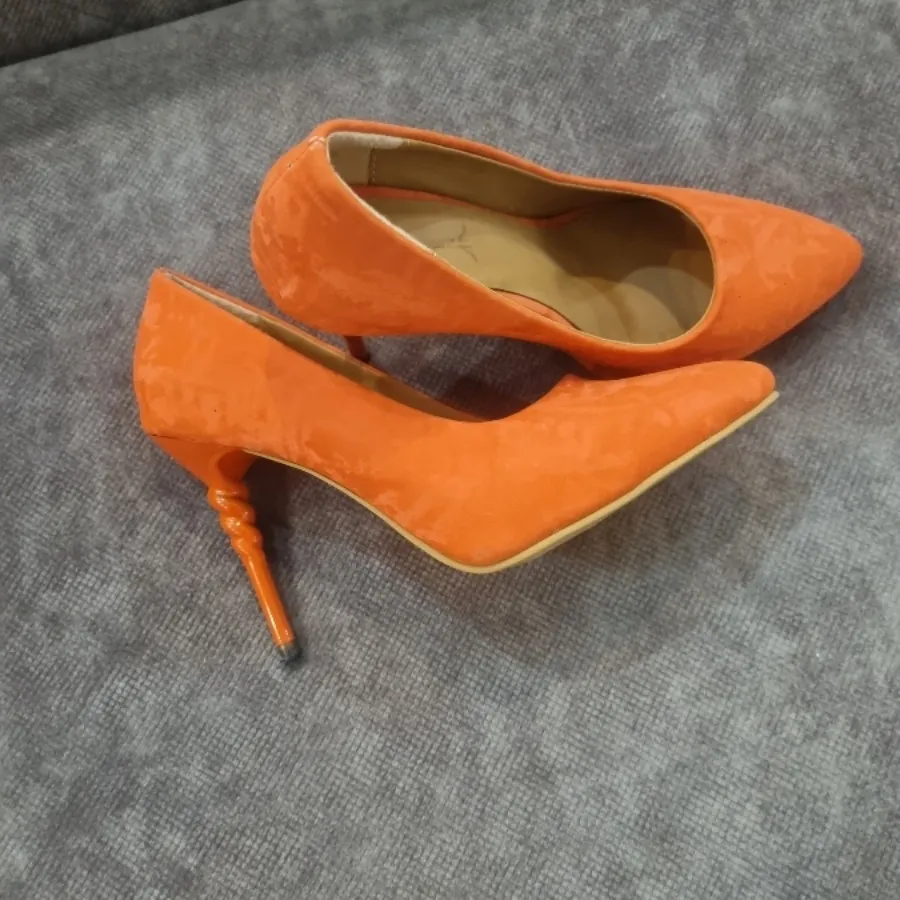 کفش نارنجی