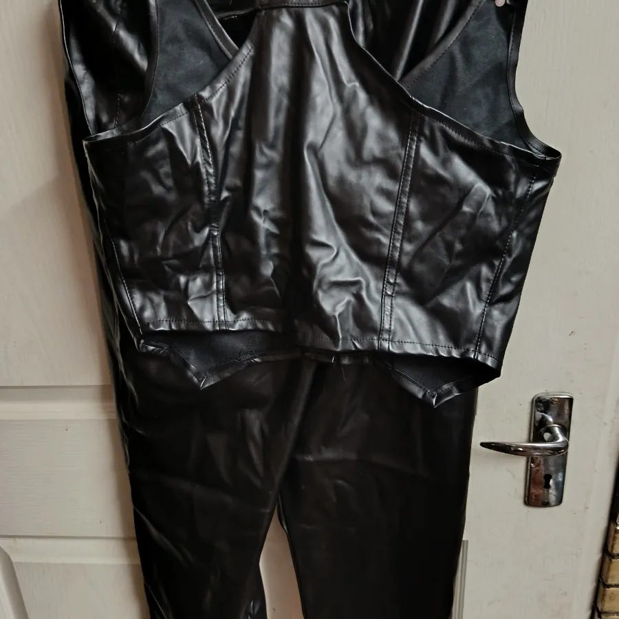 تاپ و شلوار چرم