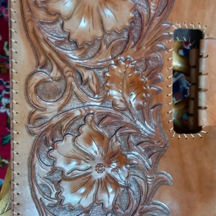 کیف چرم حکاکی شده