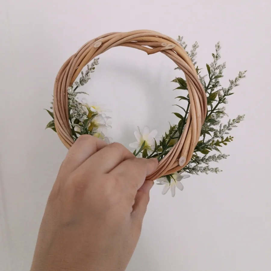 حلقه گل مصنوعی پشت دری نو