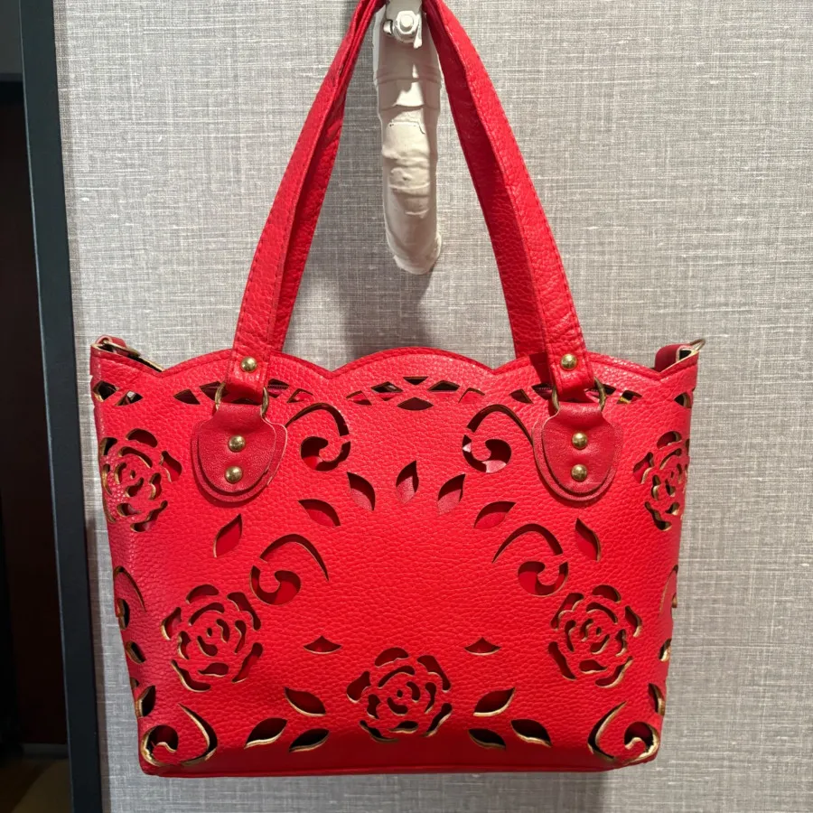 کیف زیبا و قرمز خوشرنگ