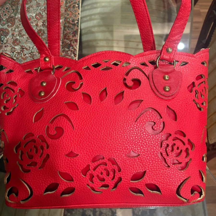 کیف زیبا و قرمز خوشرنگ