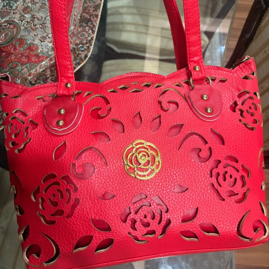 کیف زیبا و قرمز خوشرنگ