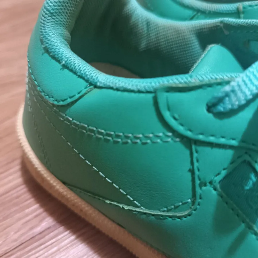 کتونی فیروزه ای