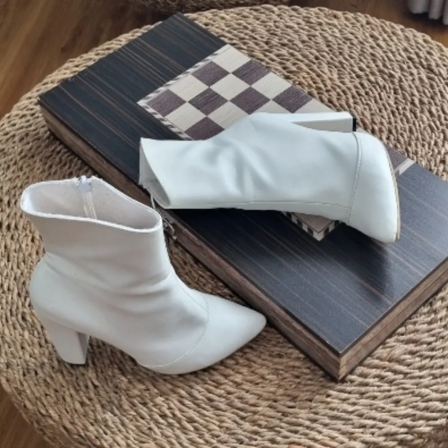 نیمبوت سفید