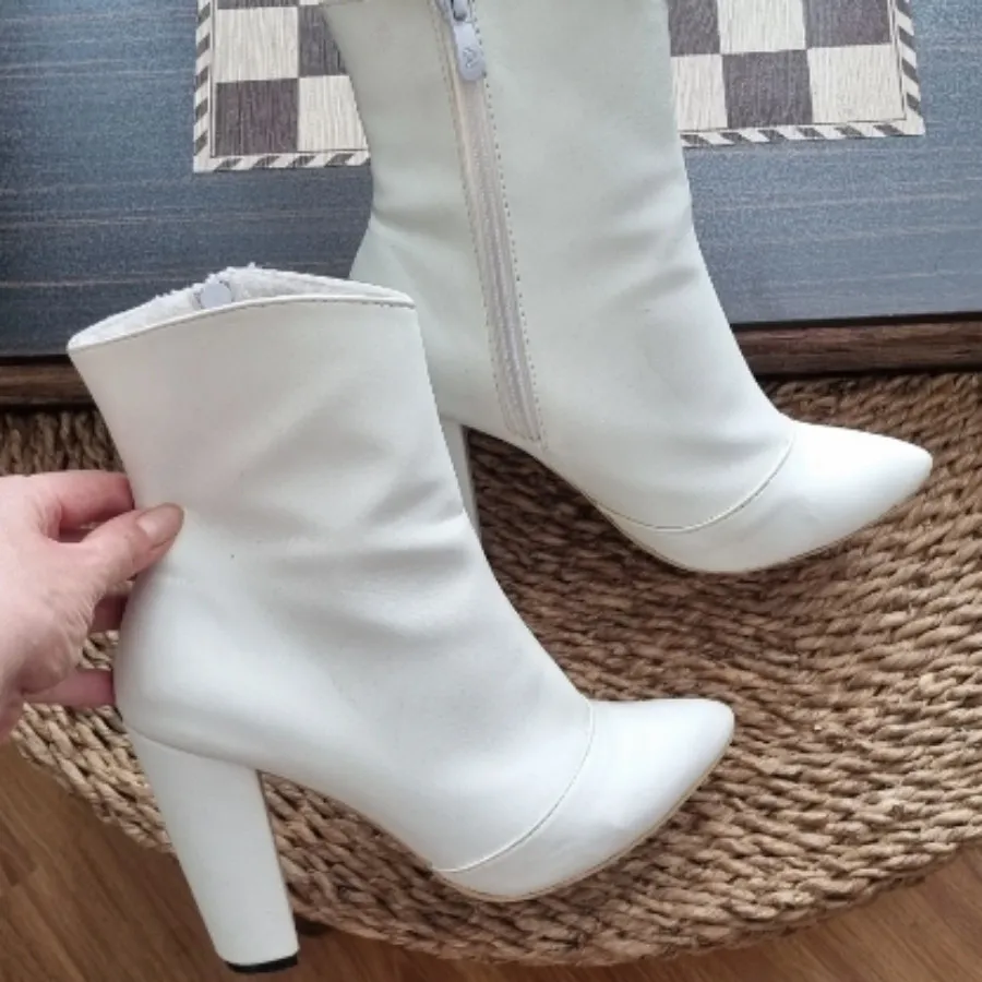 نیمبوت سفید