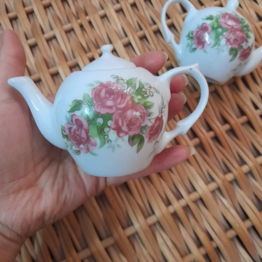 قوری کوچک قدیمی گل سرخی