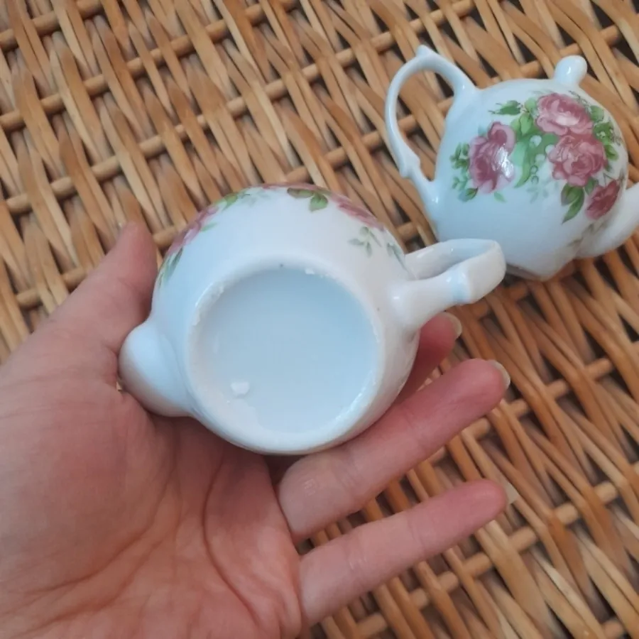 قوری کوچک قدیمی گل سرخی