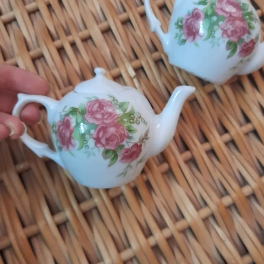 قوری کوچک قدیمی گل سرخی