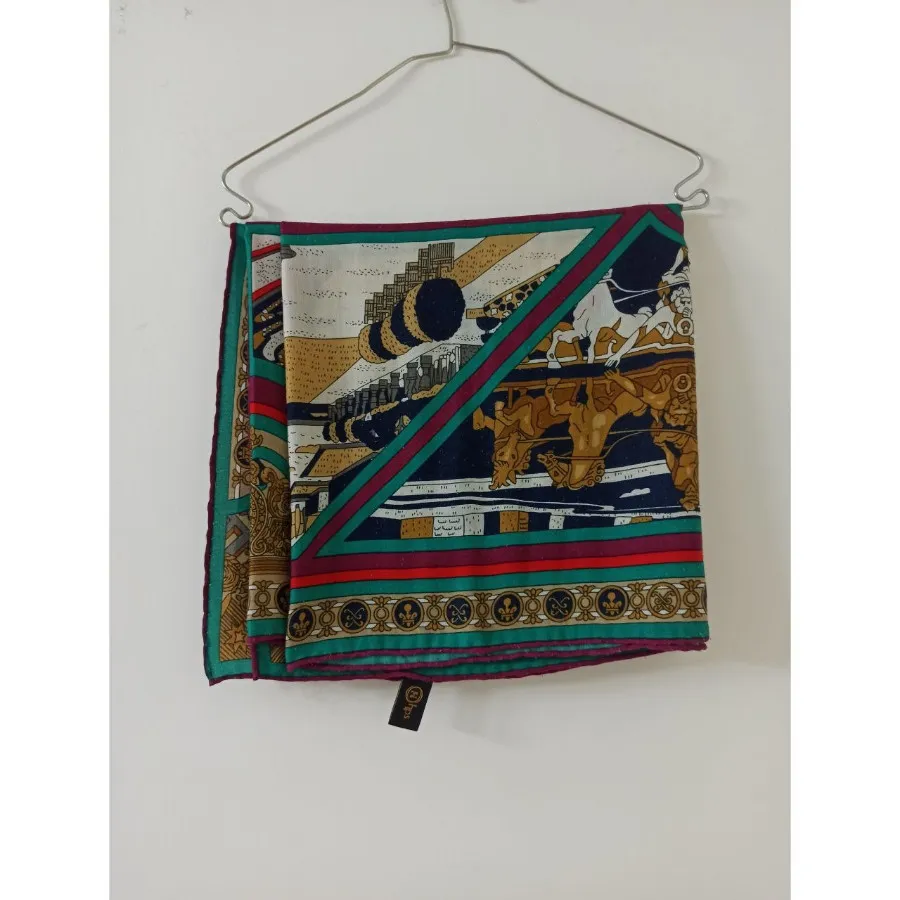 روسری گرم بالای قواره دار