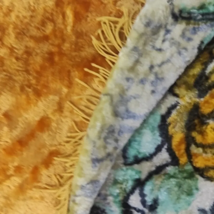 روی تختی مخمل قدیمی