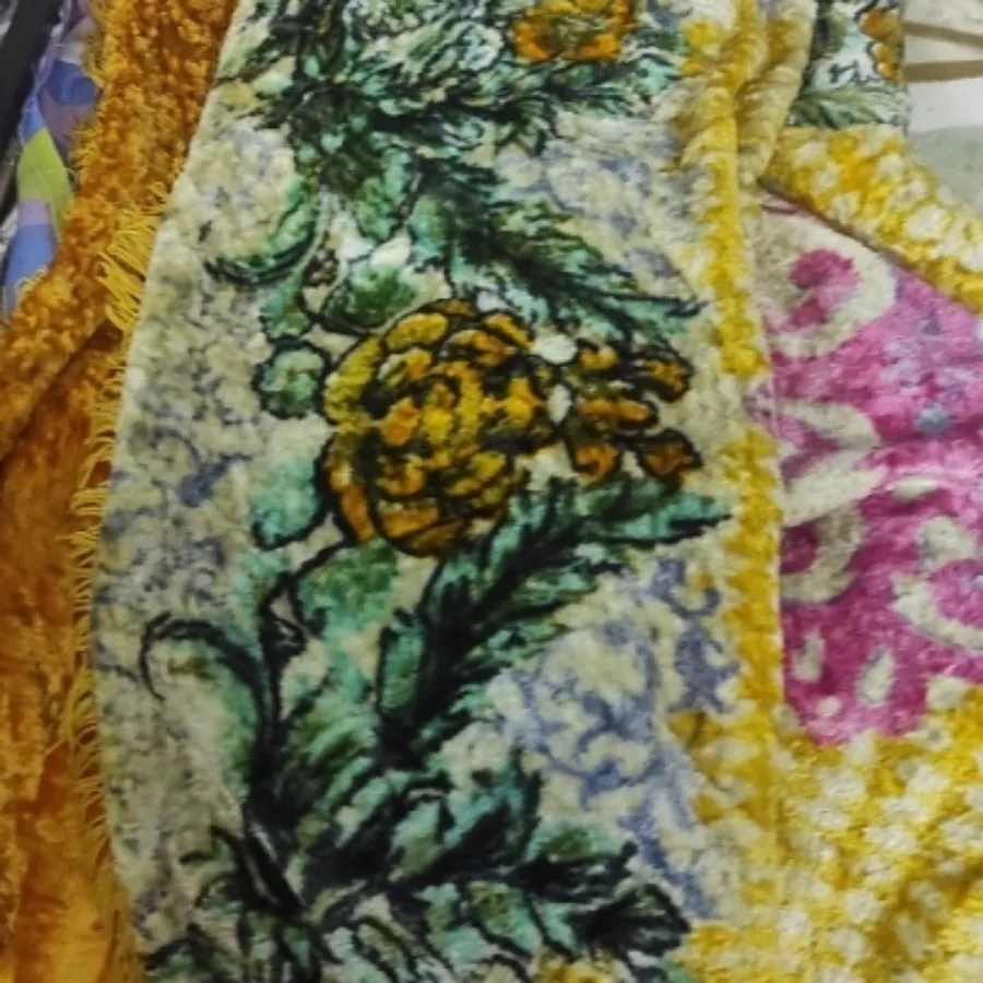 روی تختی مخمل قدیمی