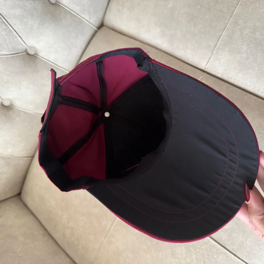 کلاه کپ زرشکی