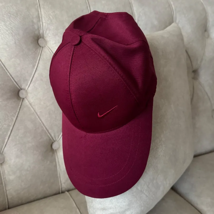 کلاه کپ زرشکی