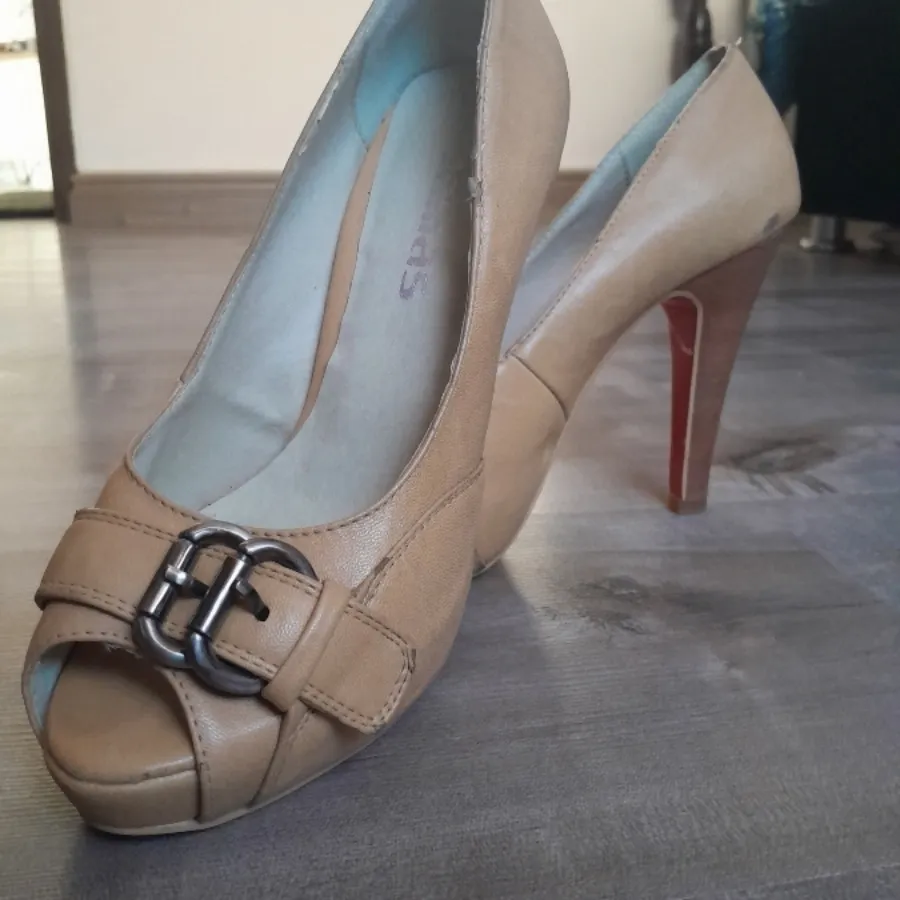 کفش پاشنه دار