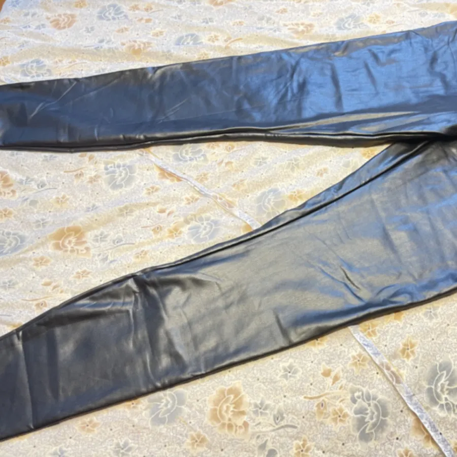 شلوار چرم براق