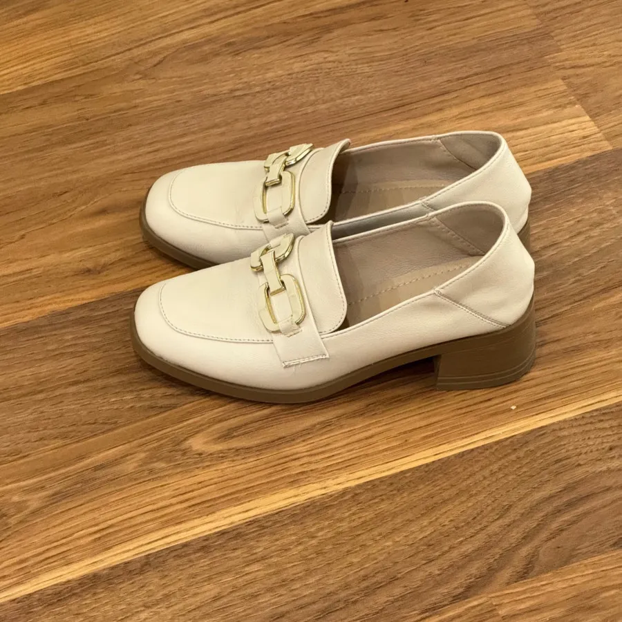 کفش کرم رنگ