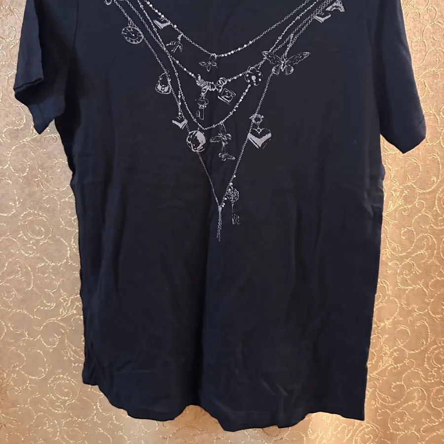 تی شرت طرح گردنبند