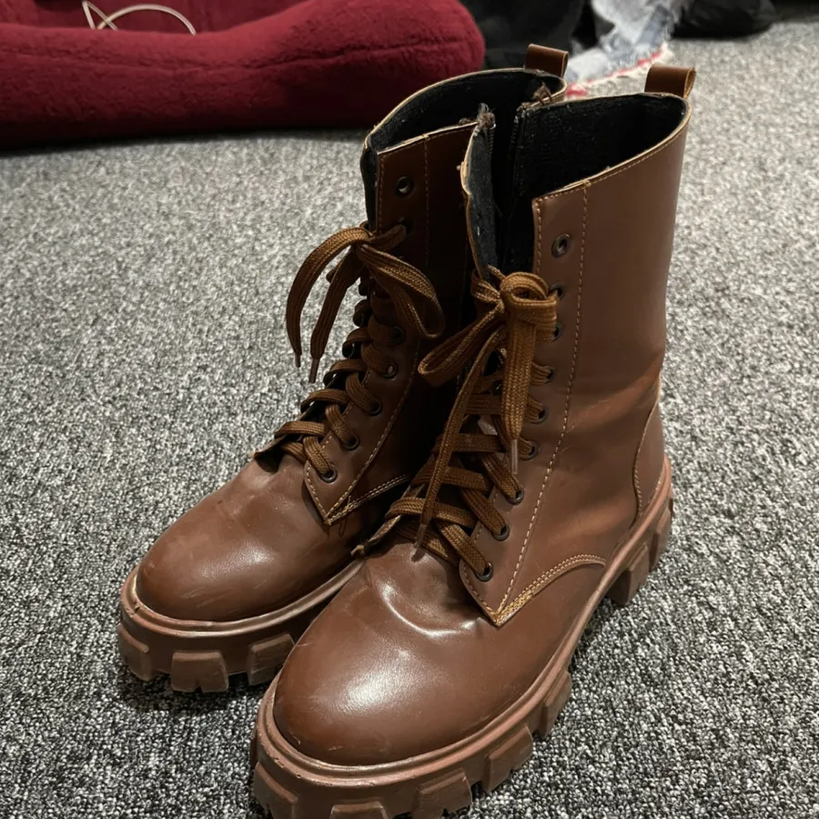 بوت قهوه ای