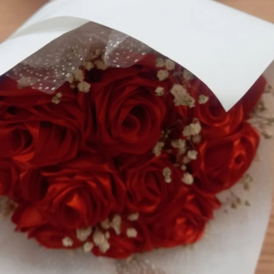 دسته گل رز قرمز