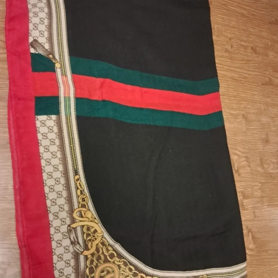 تعدادی روسری و شال